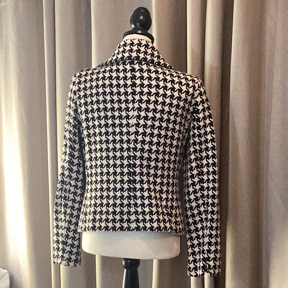Talbots black and white houndstooth check blazer, size 8. - Picture 2 of 4